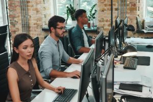 personas haciendo renta de computadores Bogotá